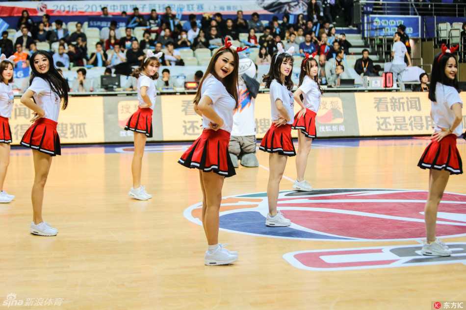 CBA拉拉宝贝俏皮热舞点燃赛场,青春风暴席卷第十六赛季 镜头拉近,一位宝贝对着镜头比出胜利手势,弯弯的笑眼和甜美的酒窝充满了感染力