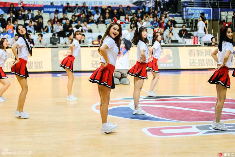 CBA拉拉宝贝俏皮热舞点燃赛场,青春风暴席卷第十六赛季 女孩们摆出俏皮的集体造型,侧身站立展现出优美的身体线条,仿佛一组跃动的音符