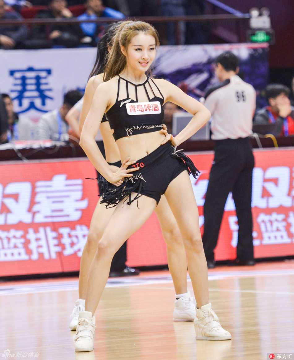 CBA拉拉队宝贝热力舞姿点燃赛场青春风采闪耀常规赛第十七轮 镜头拉近,一位面带甜美微笑的宝贝正对着观众席挥手互动,她的妆容精致,眼神中充满自信与热情,仿佛在用无声的语言为每一位到场球迷加油打气。