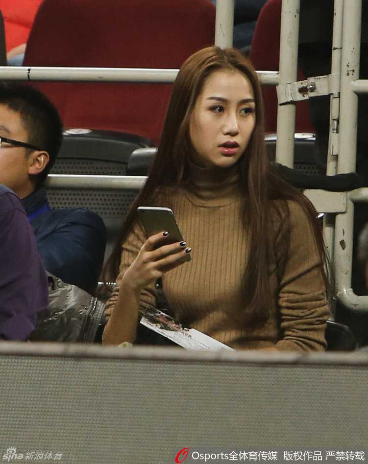 CBA最美太太陈露:从T台模特到赛场边最暖的星光 当孙悦在场上完成一次成功的防守后,陈露难掩内心的喜悦,嘴角扬起甜美的微笑,这抹笑容如同冬日里的阳光,成为了激烈比赛中最温柔的调剂。