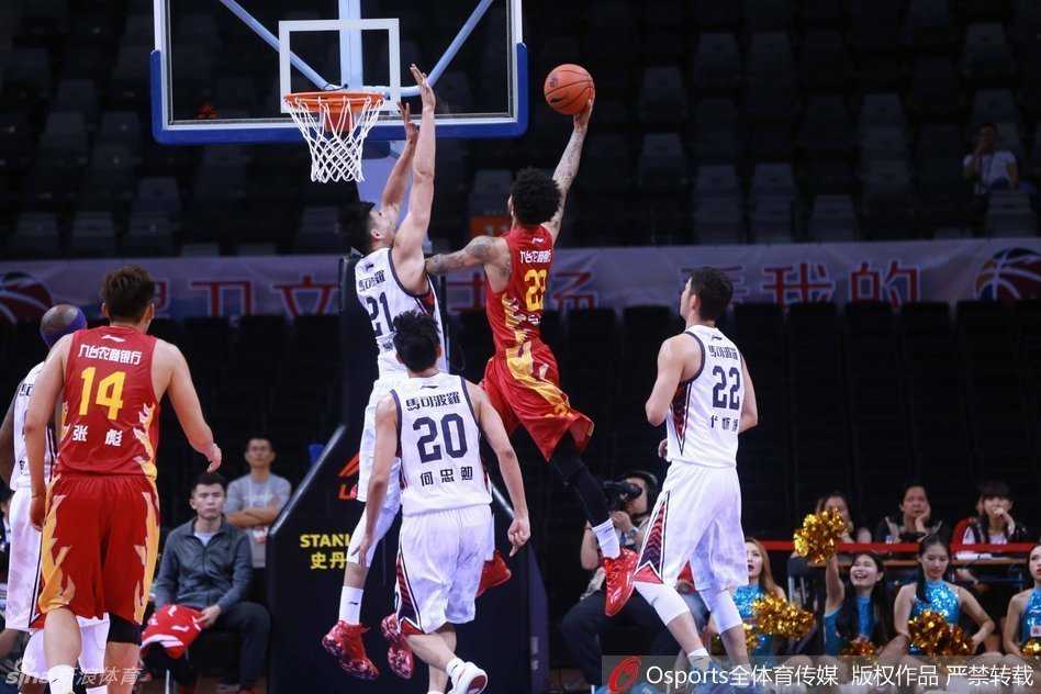 CBA激战夜:哈达迪怒喷裁判险酿冲突,姚明夫妇场边观战成焦点 伊朗中锋哈达迪面露凶光,挥舞着手臂对着裁判咆哮,巨大的身躯在人群中显得格外突出,愤怒的情绪几乎要冲破屏幕。