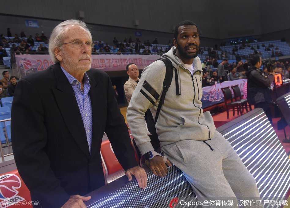 CBA激战夜:哈达迪怒喷裁判险酿冲突,姚明夫妇场边观战成焦点 四川外援哈里斯如同重型坦克一般杀入敌阵,在对抗中强行将球送入篮筐,肌肉碰撞的声音仿佛隔着屏幕都能听见。