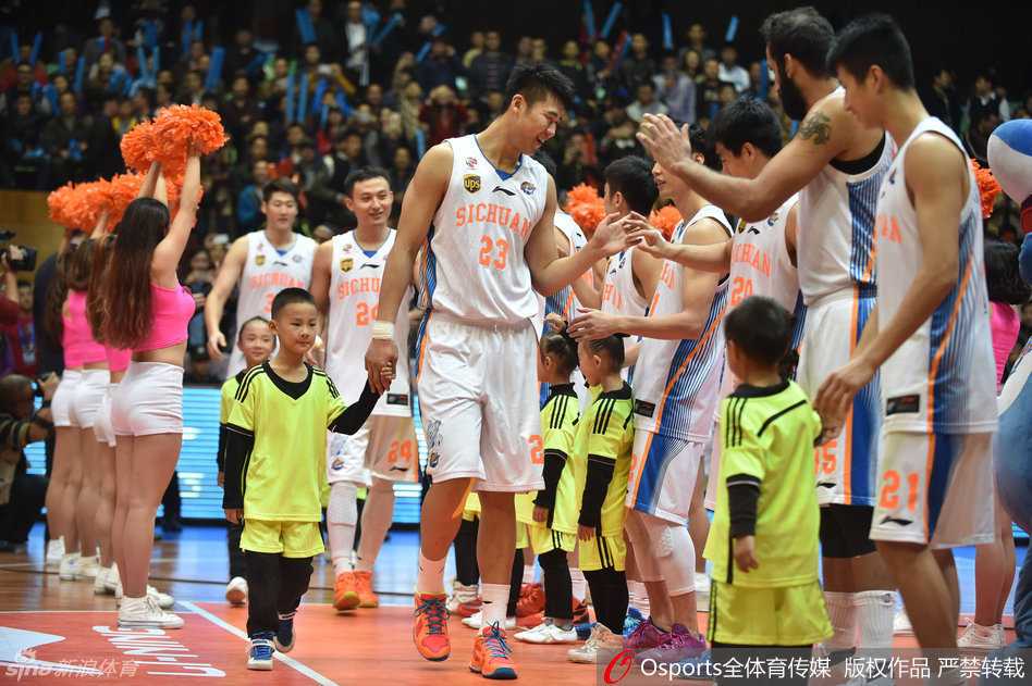 CBA激战夜:哈达迪怒喷裁判险酿冲突,姚明夫妇场边观战成焦点 赛前入场仪式上,四川队的球员们手牵着稚嫩的球童步入球场,孩子们脸上洋溢着纯真的笑容,与即将到来的激烈厮杀形成了温馨的对比。