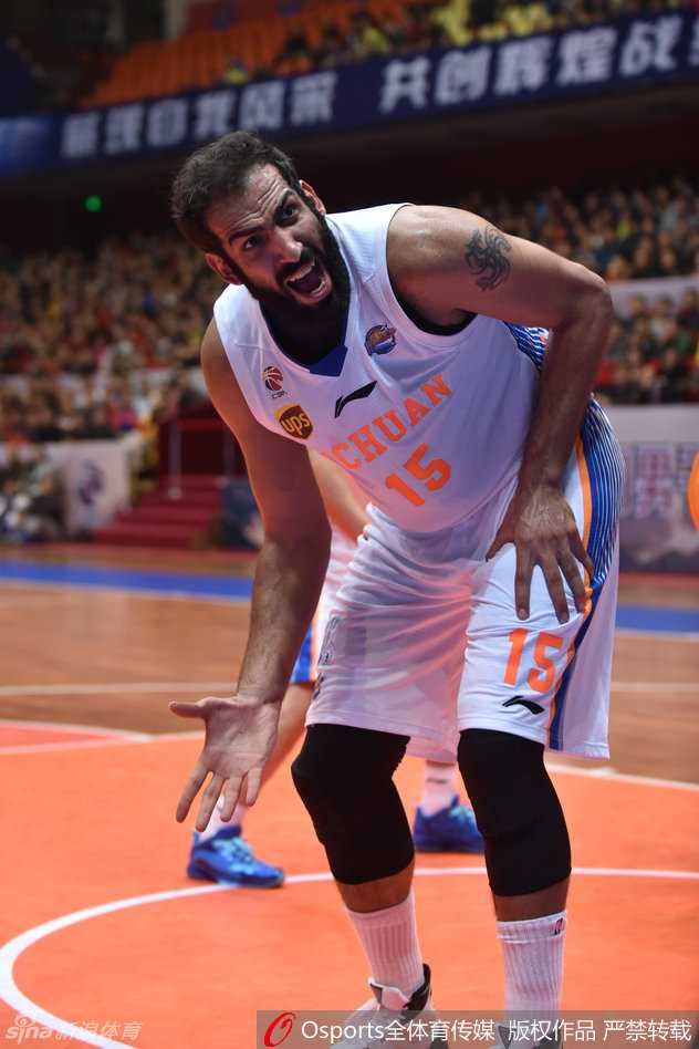 CBA激战夜:哈达迪怒喷裁判险酿冲突,姚明夫妇场边观战成焦点 场边的江苏外援奥登身穿便服,神情落寞地坐在替补席上,眼神空洞地望着场内,手指上的护具提醒着人们他正遭受伤病的困扰。