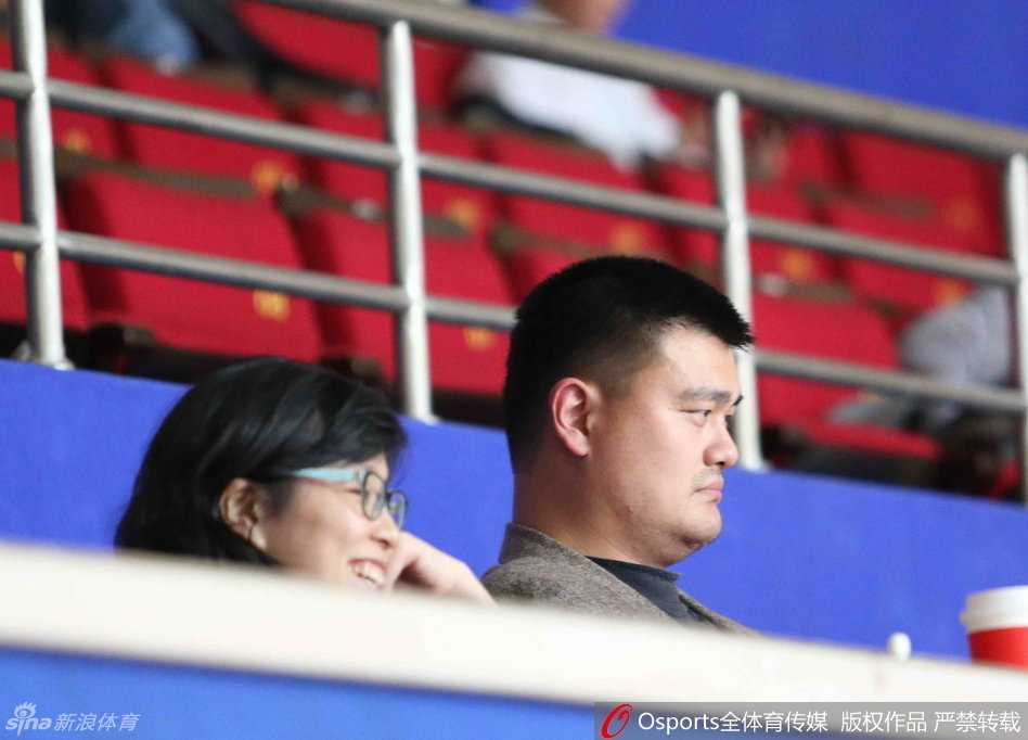 CBA激战夜:哈达迪怒喷裁判险酿冲突,姚明夫妇场边观战成焦点 哈达迪犹如一座铁塔般矗立在篮下,伸长巨臂将对方的投篮狠狠扇飞,篮球如同出膛的炮弹般飞出界外,对手只能望球兴叹。