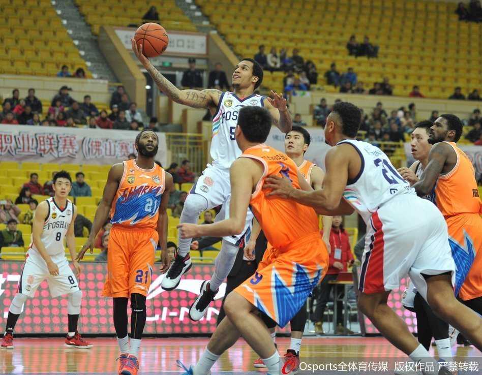 CBA激战夜:大唐两双力压上海,福建逆转同曦演巅峰对决 布朗如闪电般持球反击,身形矫健如流星划过,面对空篮轻松上演飞身上篮好戏