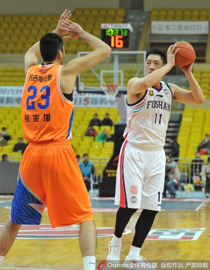 CBA激战夜:大唐两双力压上海,福建逆转同曦演巅峰对决 唐正东背身持球,凭借扎实的脚步顶住防守,犹如铁塔般在禁区寻找致命一击的机会