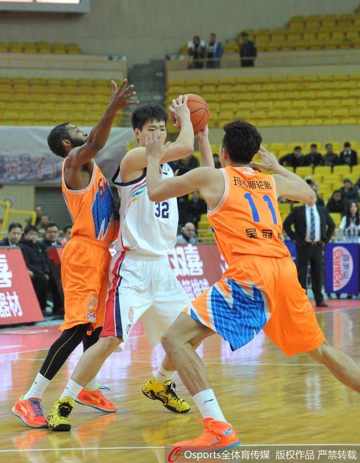 CBA激战夜:大唐两双力压上海,福建逆转同曦演巅峰对决 上海队祭出双人包夹战术,两名防守球员如铁钳般死死缠住佛山队持球人,试图用窒息防守扭转战局
