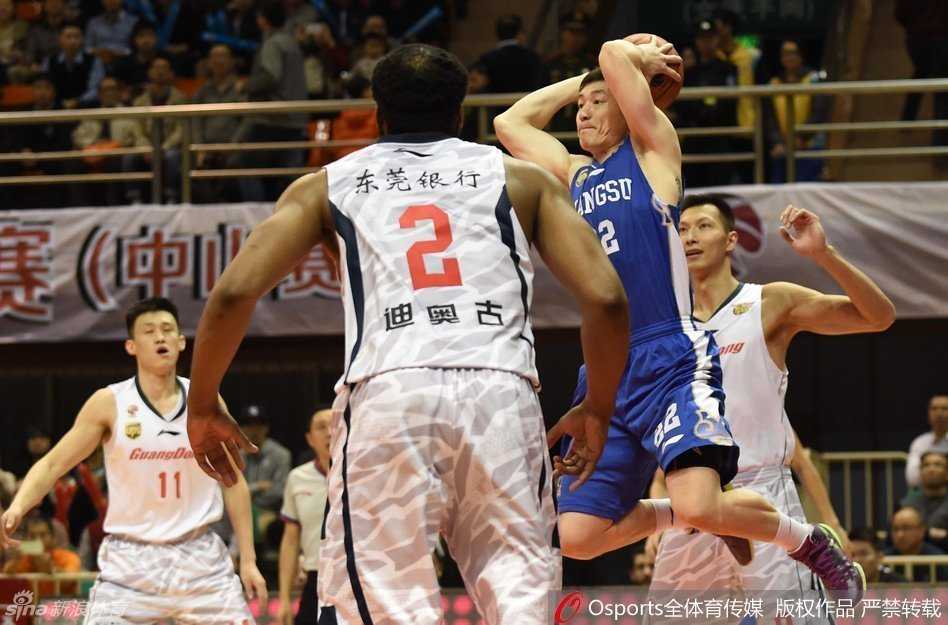 CBA激战夜:阿联意外伤退令人忧,群星闪耀上演速度与激情大比拼 外援迪奥古在江苏队内线高高跃起,以一记势大力沉的单手劈扣终结进攻,展现了其强大的篮下统治力。