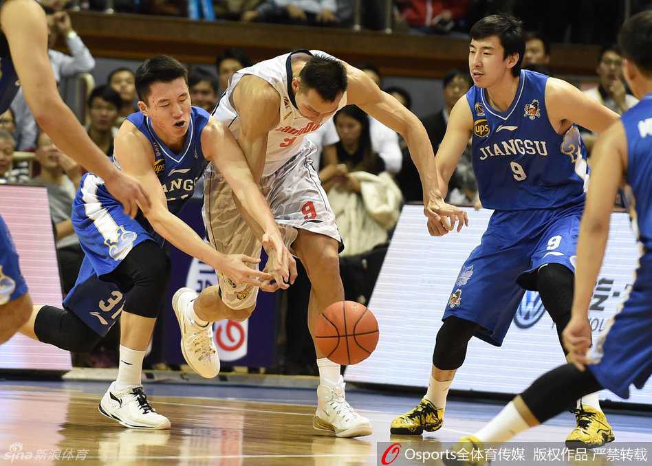 CBA激战夜:阿联意外伤退令人忧,群星闪耀上演速度与激情大比拼 广东队后卫周湛东持球快速突破,他压低重心,像一颗出膛的炮弹般杀向内线,展现出年轻球员的冲劲与活力。