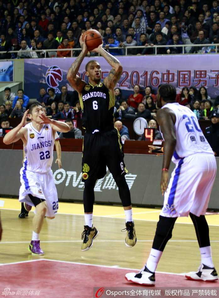 CBA热血赛季:奥登霸屏暴扣,比斯利神准后仰,丁彦雨航尖刀突破 比斯利在防守球员头顶完成高难度后仰跳投,身体在空中完全舒展,手感极其柔和