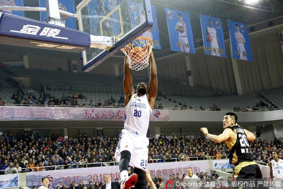 CBA热血赛季:奥登霸屏暴扣,比斯利神准后仰,丁彦雨航尖刀突破 奥登在江苏队内线高高跃起,用一记势大力沉的双手暴扣肆虐篮筐,展现出昔日内线霸主的统治力