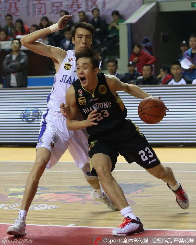 CBA热血赛季:奥登霸屏暴扣,比斯利神准后仰,丁彦雨航尖刀突破 丁彦雨航持球从底线强行切入,眼神坚定,突破防守球员的封堵直杀篮下