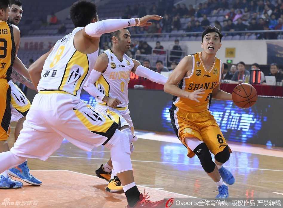 CBA热血赛季:奥登霸屏暴扣,比斯利神准后仰,丁彦雨航尖刀突破 刘晓宇在外线果断三分出手,出手点高,弧度完美,防守球员封盖为时已晚