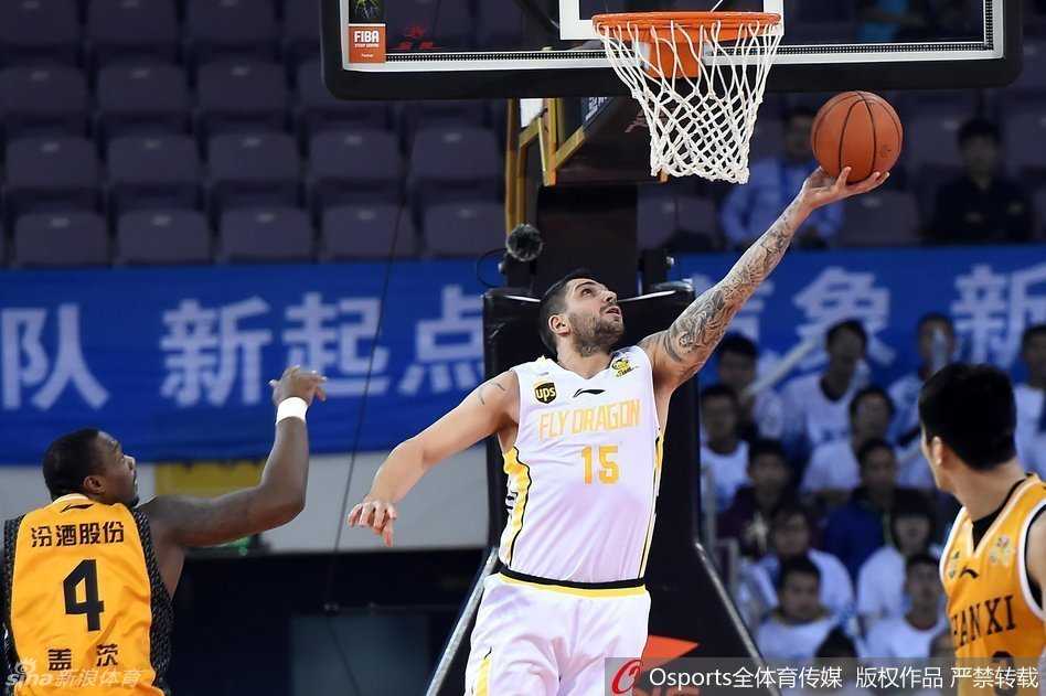 CBA热血赛季:奥登霸屏暴扣,比斯利神准后仰,丁彦雨航尖刀突破 曾令旭如闪电般运球穿越中场,发动快速反击,对方防守球员只能在他身后追赶