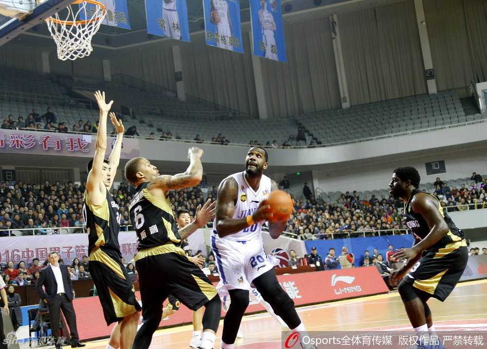CBA热血赛季:奥登霸屏暴扣,比斯利神准后仰,丁彦雨航尖刀突破 奥登在两名防守球员的包夹缝隙中强行起身上篮,展示其强大的核心力量和篮下终结能力
