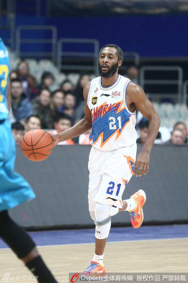 CBA烽火再燃:外援尖刀对决与本土悍将的蓝领赞歌 哈里斯持球如闪电般杀入敌阵,面对补防强行上篮。