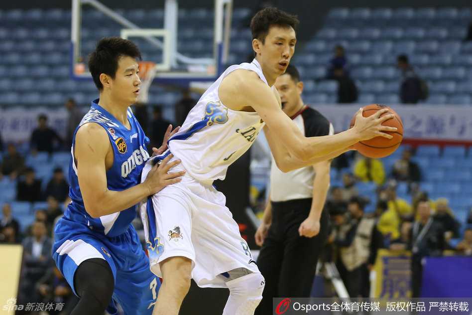 CBA疯狂一夜苏浙闽激战正酣 胡雪峰浴血广厦七剑下天山 胡雪峰犹如定海神针,稳健出手执行罚篮,眼神中透露出必胜的信念