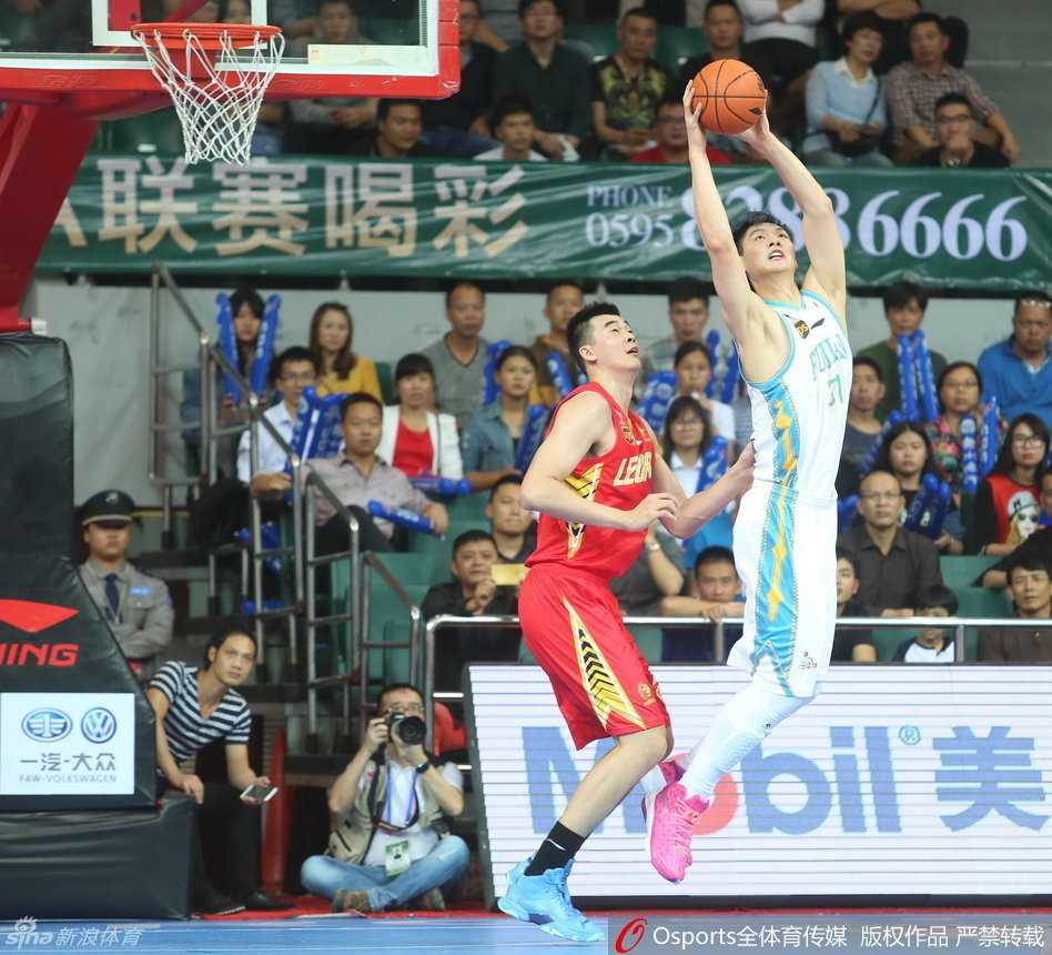CBA疯狂一夜苏浙闽激战正酣 胡雪峰浴血广厦七剑下天山 广厦外援福特森如灵猫般运球突破,速度快如闪电,撕扯着天津队的整条防线