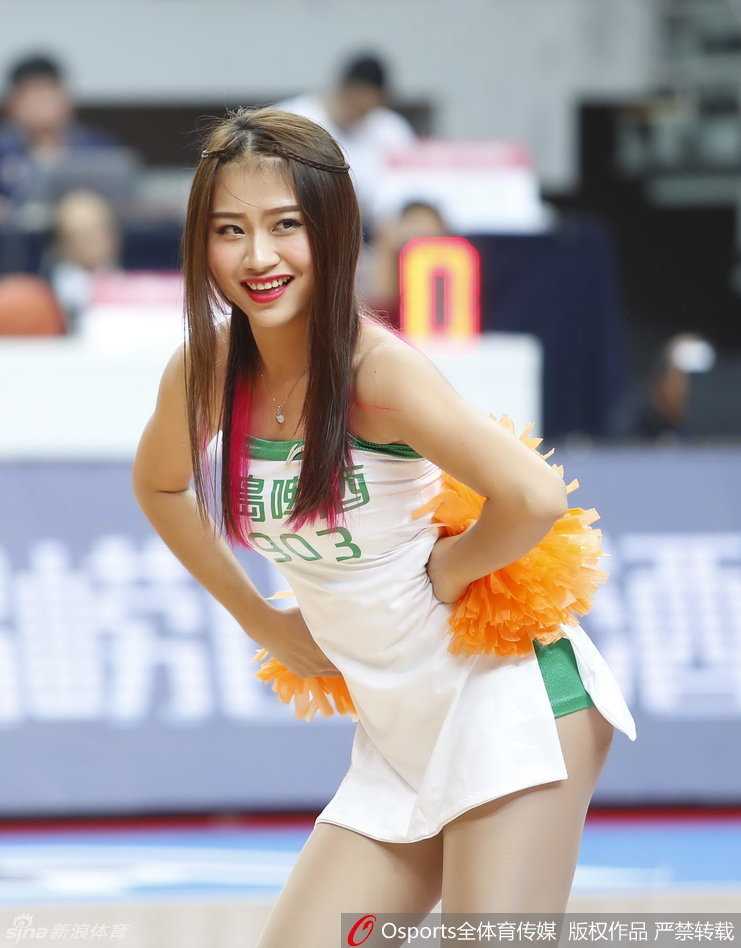 CBA篮球宝贝:赛场上的青春风暴与魅力风景线 近距离特写下,宝贝的五官显得格外精致。她眼神深邃而专注,轻轻一甩秀发,瞬间定格成一幅充满魅力的画面,展现出东方女性的独特韵味。