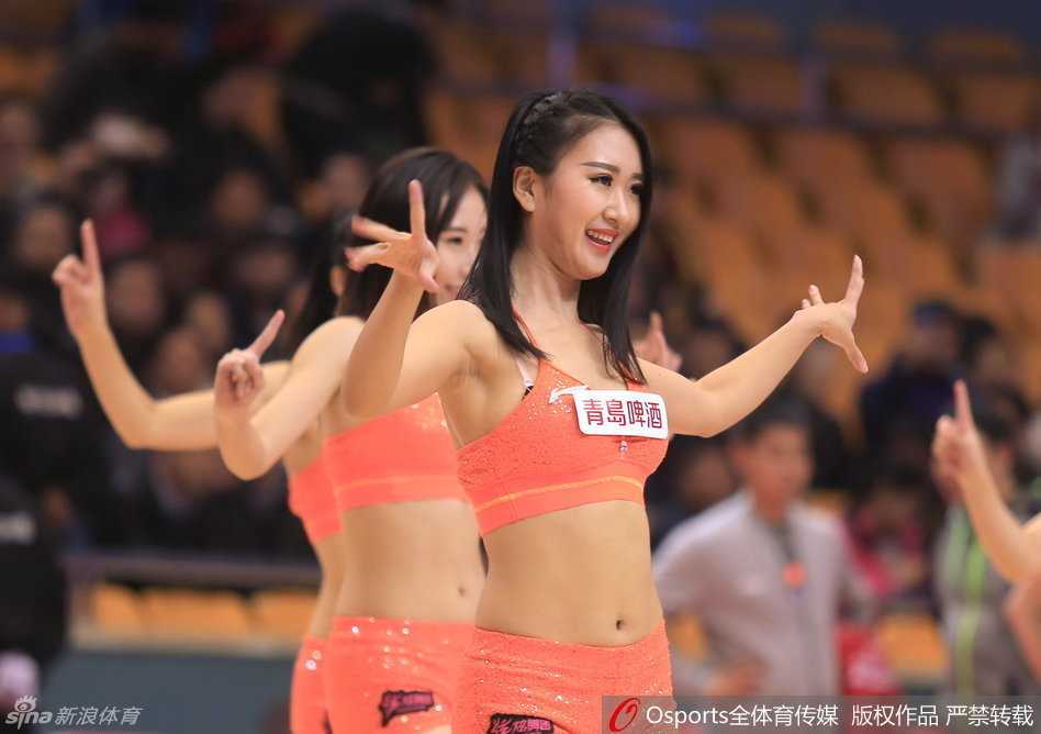 CBA篮球宝贝:赛场上的青春风暴与魅力风景线 随着音乐律动,宝贝一个华丽转身,裙摆轻轻飘起。她回眸一笑,眼神中带着一丝俏皮与灵动,仿佛在与看台上的球迷进行一场无声的互动。