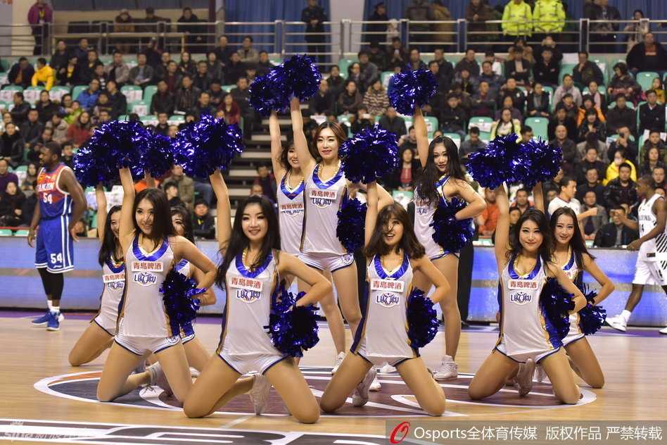 CBA篮球宝贝:赛场边最靓丽的风景线 用激情与汗水诠释别样热爱 舞台上,一位篮球宝贝眼神专注,随着动感的节拍尽情舞动,飞扬的发丝和有力的动作,定格了青春最闪耀的瞬间。