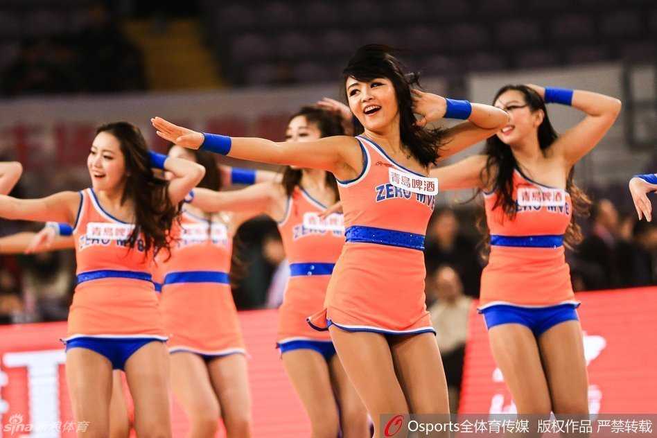 CBA篮球宝贝:赛场边最靓丽的风景线 用激情与汗水诠释别样热爱 聚光灯下,一位篮球宝贝手持金色花球,高高跃起,这一刻她仿佛化身赛场上的精灵,用优美的身姿诠释着力与美的结合。