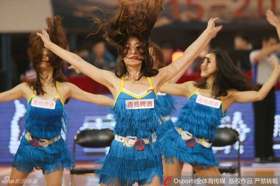 CBA篮球宝贝:赛场边最靓丽的风景线 用激情与汗水诠释别样热爱 两位篮球宝贝在场上默契配合,她们的笑容明媚如阳光,充满活力的姿态瞬间感染全场,仿佛将快乐通过舞蹈传递给每一位观众。