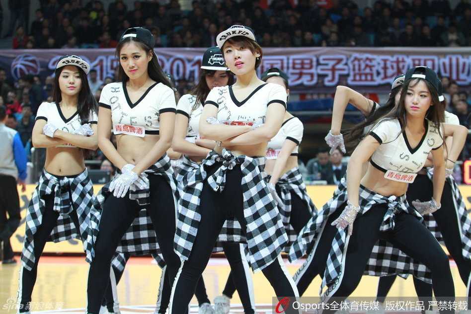 CBA篮球宝贝:赛场边最靓丽的风景线 用激情与汗水诠释别样热爱 镜头拉近,这位篮球宝贝的五官精致立体,在舞台灯光的照耀下更显明艳动人,她的每一个表情都管理到位,展现出专业的舞台素养。