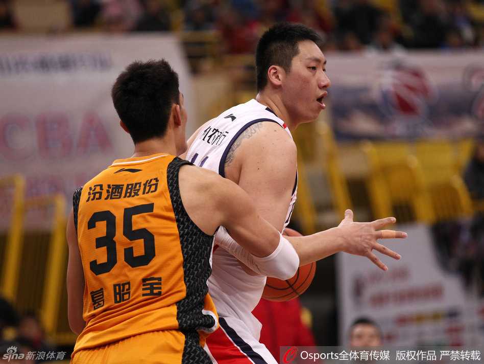 CBA经典冲突战:大唐怒顶富兰克林,三双王率山西力克佛山 佛山内线葛昭宝寸步不离贴防唐正东,两人肌肉碰撞激烈,大唐试图卡位要球,葛昭宝利用下盘力量死死顶住下盘。