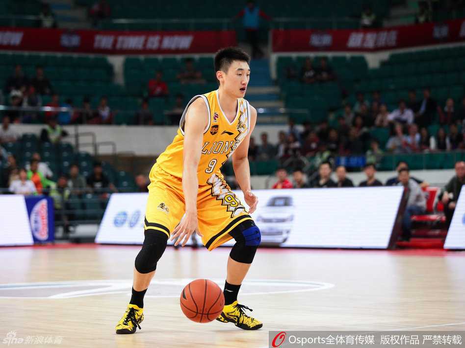 CBA经典回顾:广厦青春风暴席卷联赛,国产双星闪耀赛场 李京龙在外线得球后果断出手,眼神坚毅地盯着篮筐,用一记精准的三分球延续着广厦队凶猛的火力。