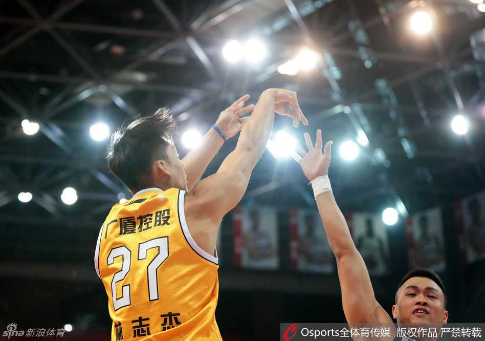 CBA经典回顾:广厦青春风暴席卷联赛,国产双星闪耀赛场 胡金秋在内线接球后轻盈起跳,用手指将球温柔地拨向篮板,完成了一次教科书般的柔和上篮。