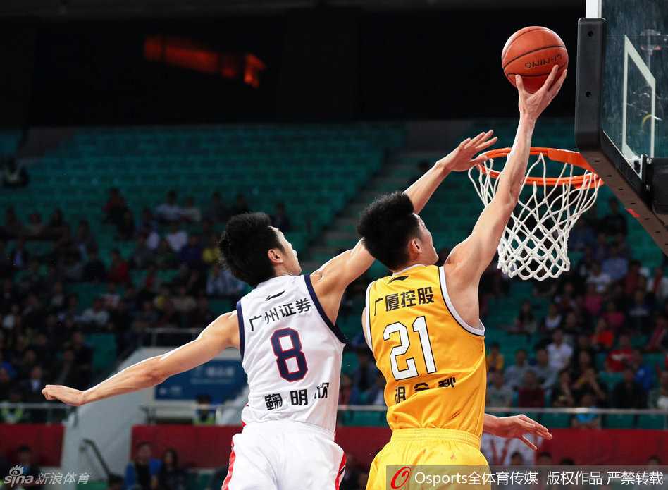 CBA经典回顾:广厦青春风暴席卷联赛,国产双星闪耀赛场 上海队的刘晓宇运球快速推进,面对八一队的防守球员,他身形灵动,正准备变向突破对方防线。