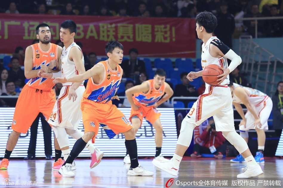 CBA经典回顾:广厦青春风暴席卷联赛,国产双星闪耀赛场 广厦队外援福特森在人群中高高跃起,以一记势大力沉的单手劈扣终结进攻,展现了他超强的个人爆发力。