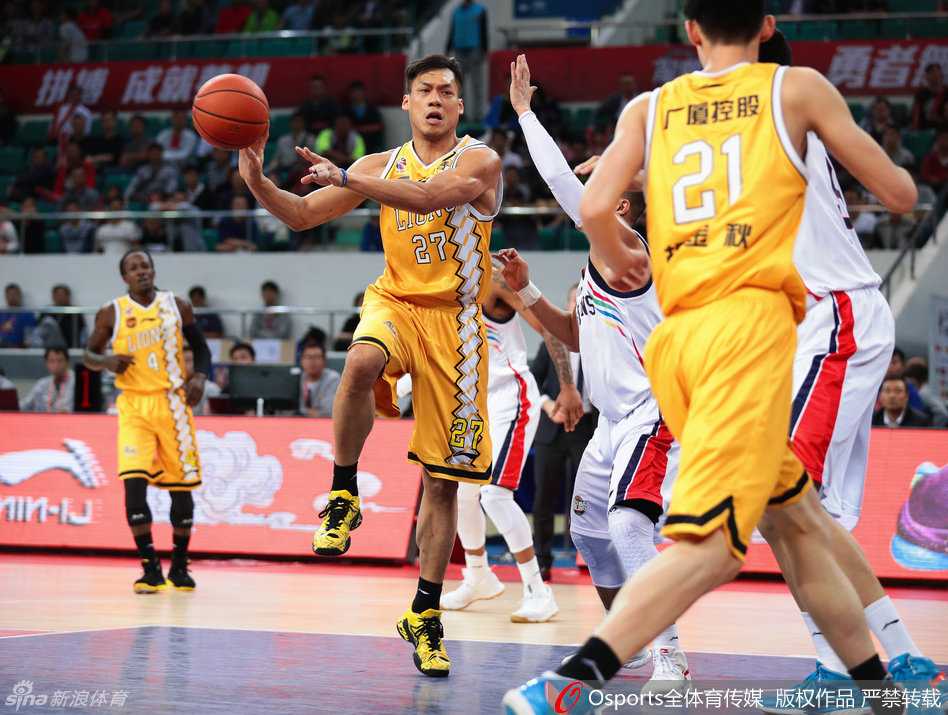 CBA经典回顾:广厦青春风暴席卷联赛,国产双星闪耀赛场 福特森如闪电般突入禁区,用神出鬼没的传球撕裂广州队的防线,眼神中充满了杀机与智慧。