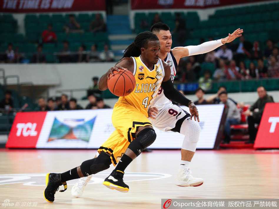 CBA经典回顾:广厦青春风暴席卷联赛,国产双星闪耀赛场 林志杰在三分线外张手命中,皮球划出完美弧线空心入网,他握拳庆祝的瞬间尽显“野兽”杀手本色。