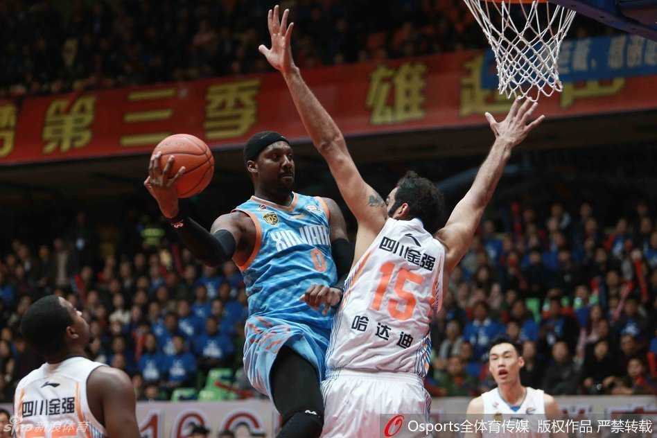 CBA经典战忆:疆川对决中的热血瞬间与本土荣光 周琦高高跃起在空中接球,双手大力灌筐完成暴扣,防守人只能仰望目送皮球入网