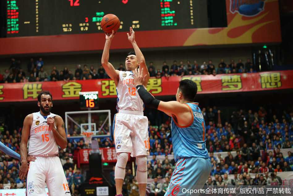 CBA经典战忆:疆川对决中的热血瞬间与本土荣光 周琦罚球线附近接球,面对空位果断出手,皮球离手后眼神仍紧紧跟随飞行轨迹