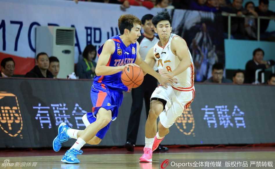 CBA群雄逐鹿:丁彦雨航领衔激战,弗雷戴特绝杀同曦 弗雷戴特在两人夹击下强行出手三分,皮球划过一道完美弧线直坠网窝