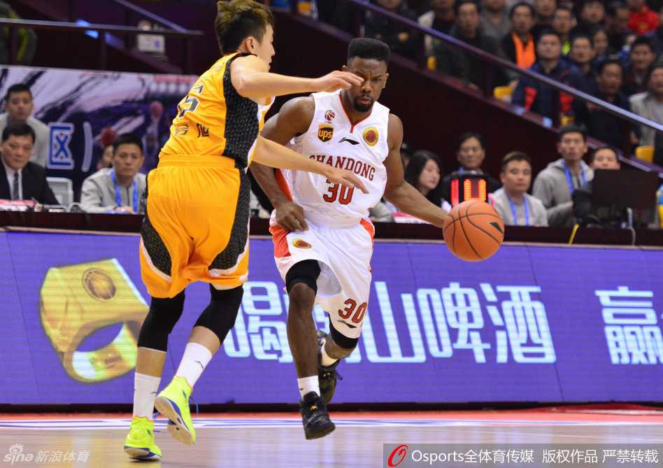 CBA群雄逐鹿:丁彦雨航领衔激战,弗雷戴特绝杀同曦 康宁汉姆高高跃起单手劈扣,身体在空中完全舒展,篮筐仿佛都在颤抖