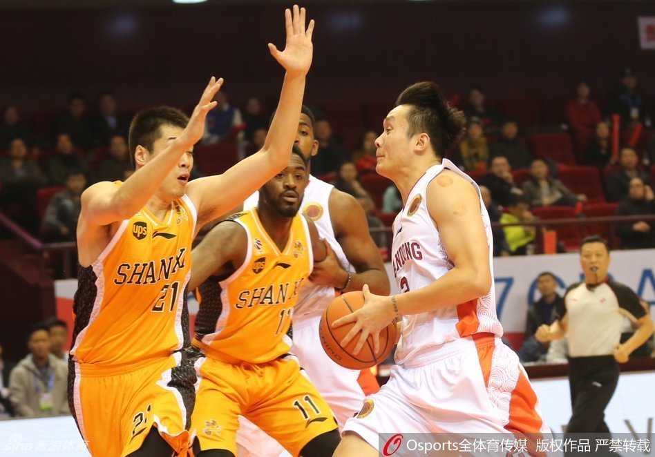 CBA群雄逐鹿:丁彦雨航领衔激战,弗雷戴特绝杀同曦 丁彦雨航眼神坚毅持球突破,防守球员重心不稳被他一步过掉