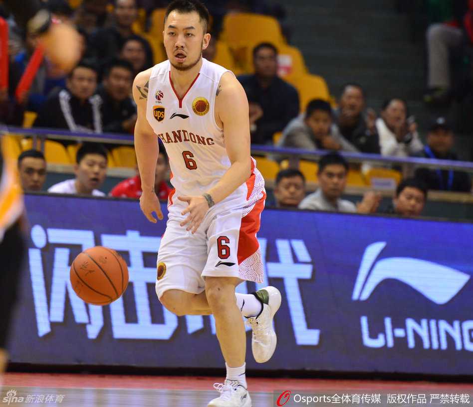 CBA群雄逐鹿:丁彦雨航领衔激战,弗雷戴特绝杀同曦 哈达迪张开双臂镇守篮下,面对来势汹汹的突破者送出遮天大帽