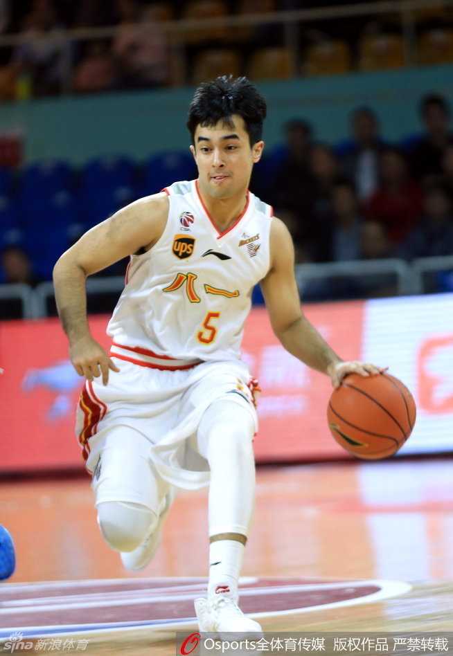 CBA群雄逐鹿:丁彦雨航领衔激战,弗雷戴特绝杀同曦 阿尔斯兰低头快速运球推进,眼神余光观察着队友跑位,试图撕开防线