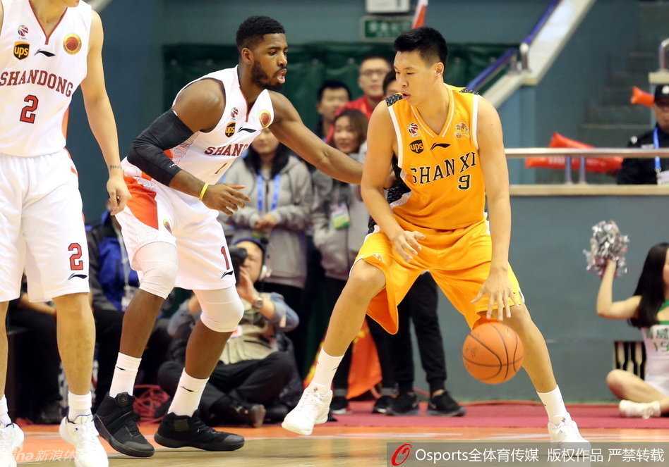 CBA群雄逐鹿:丁彦雨航领衔激战,弗雷戴特绝杀同曦 汤普森在内线卡位要球,哈达迪寸步不让,两人手臂纠缠肌肉碰撞激烈