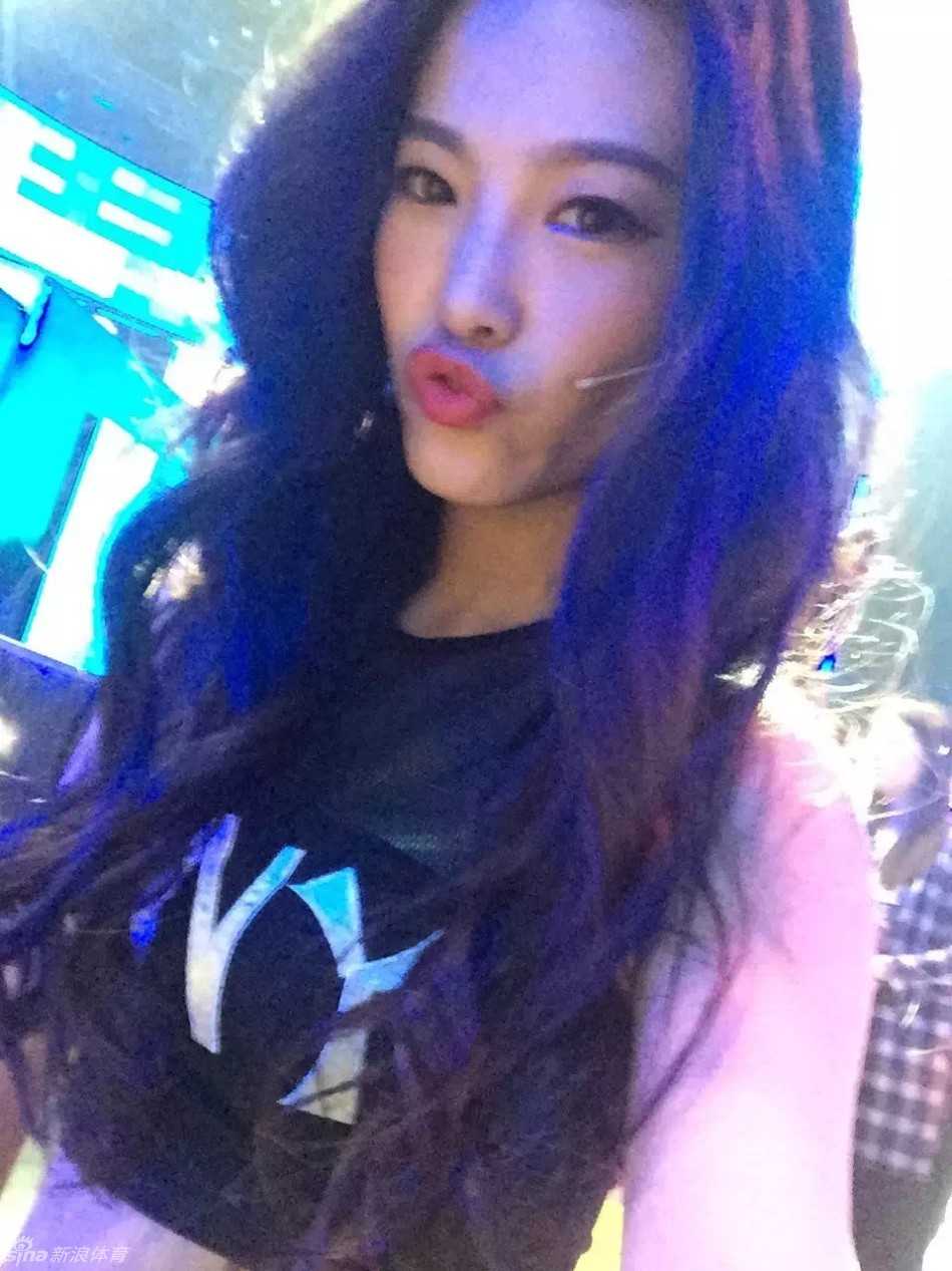 CBA赛场上的“小黑妹”晓华:从竞走运动员到啦啦队招牌的完美蜕变 晓华一个完美的侧身回眸,紧致的腰身和健美的身体曲线在聚光灯下显露无遗,诠释了健康与性感的完美结合