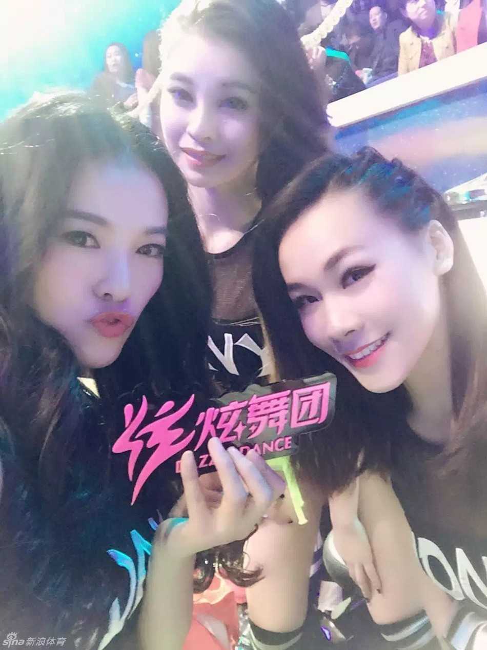 CBA赛场上的“小黑妹”晓华:从竞走运动员到啦啦队招牌的完美蜕变 即将登台的晓华在后台自信自拍,阳光肤色映衬下的事业线格外迷人,眼神中充满对舞台的期待