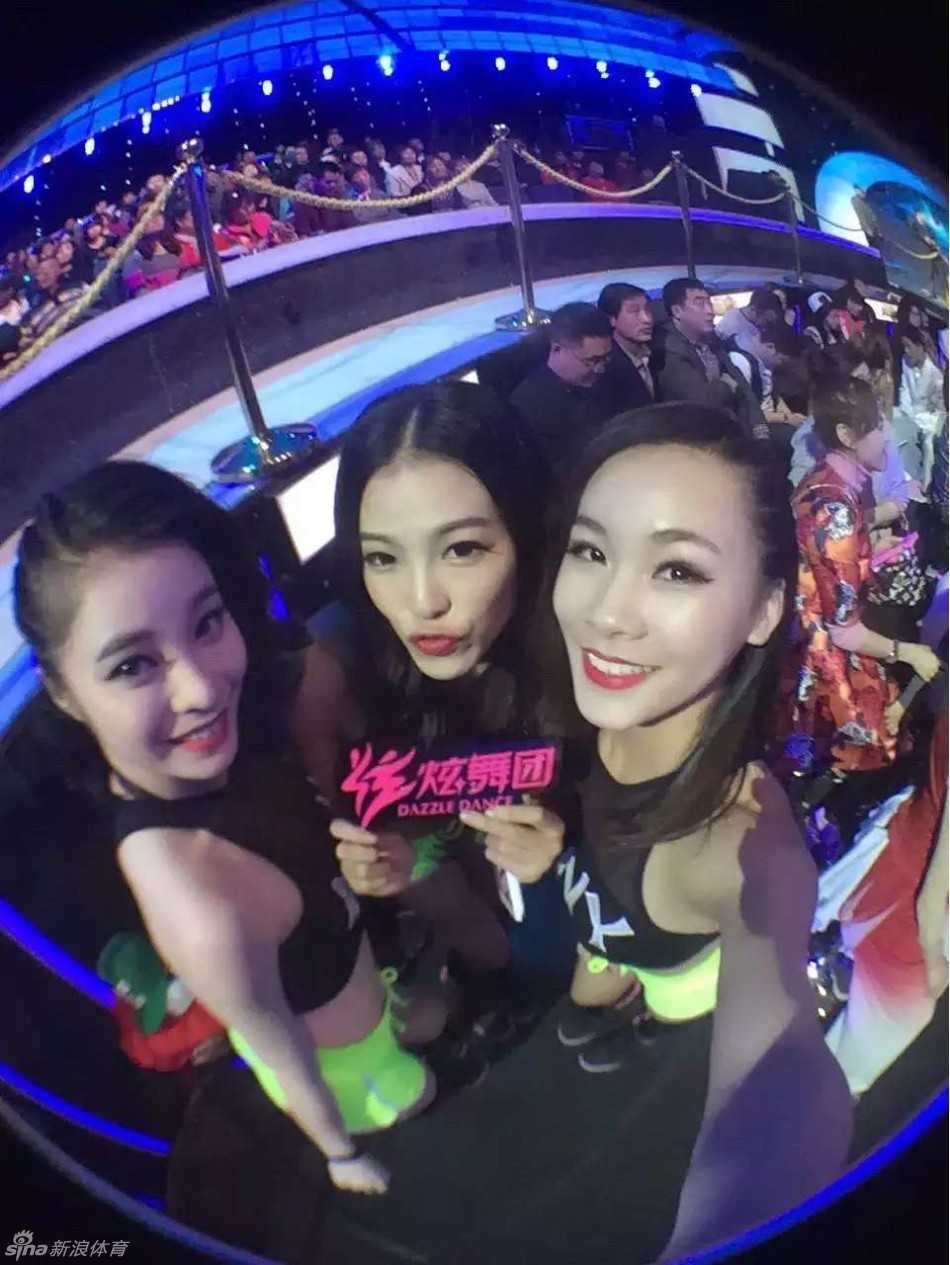 CBA赛场上的“小黑妹”晓华:从竞走运动员到啦啦队招牌的完美蜕变 晓华身着性感装束在台下自拍,准备上场的她以别致发型和灿烂笑容向观众致意,仿佛在大声宣告:跟着我的节奏!