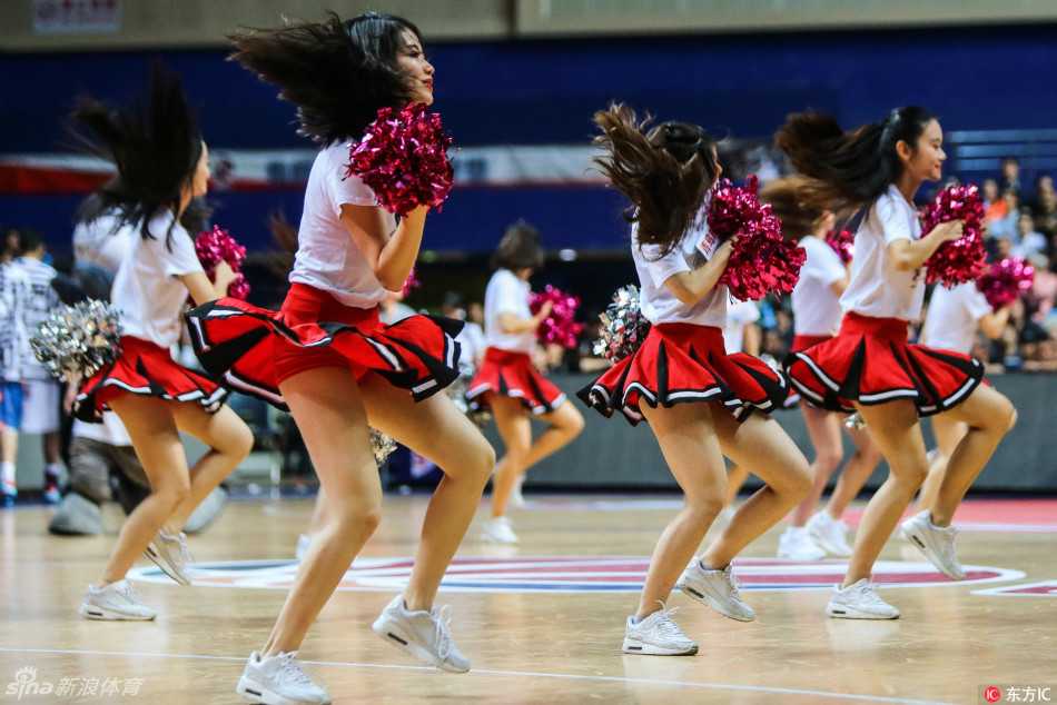 CBA赛场上的动感风景线:啦啦队宝贝演绎热辣与风情的交响曲 宝贝们展现整齐划一的舞姿,动感造型中洋溢着青春活力,身姿随着节奏律动,营造出风情万种的舞台效果,令观众目不转睛