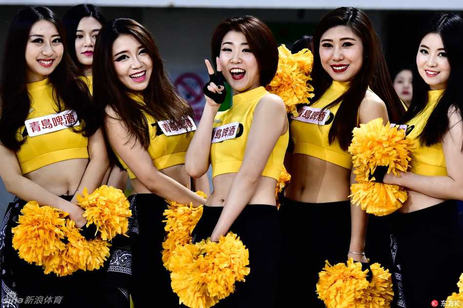 CBA赛场上的动感风景线:啦啦队宝贝演绎热辣与风情的交响曲 长腿展现无遗的热舞瞬间,宝贝们动作利落有力,热辣舞蹈伴随着动感节拍,将女性的柔韧与力量感完美结合,画面充满张力