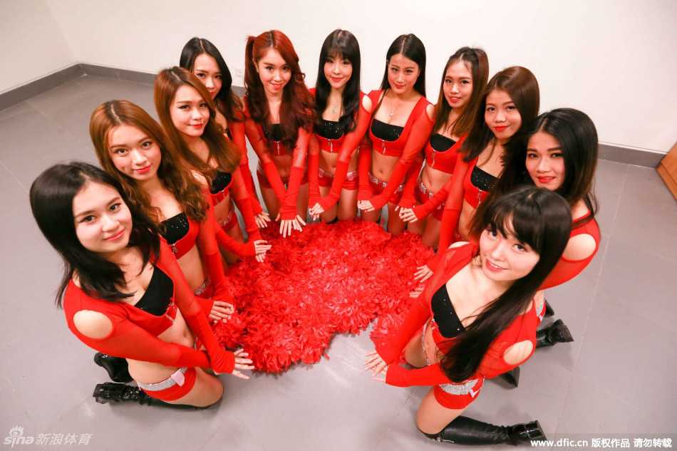 动感音乐中，篮球宝贝们面带灿烂笑容，整齐划一的舞步充满青春张力